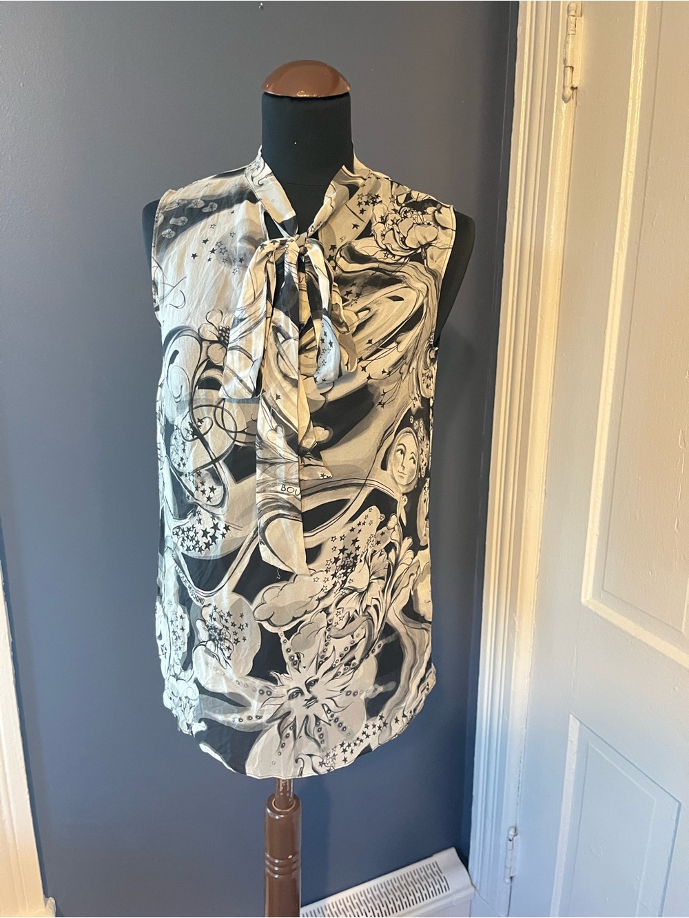 Boutique Moschino Black White Graphic Celestial Print Sleeveless Blouse Top
